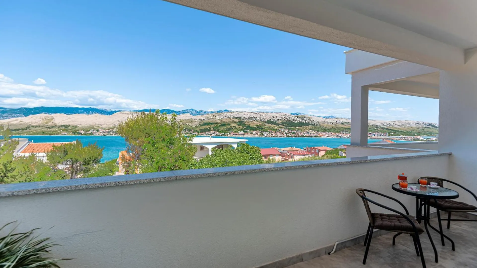 Apartments Veronika Pag Town